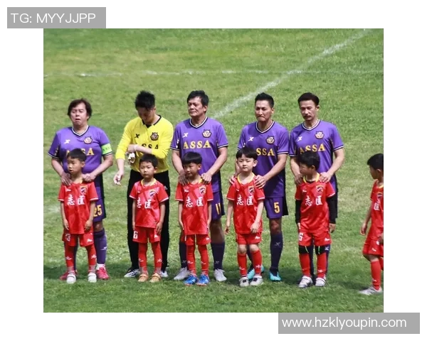 探寻足球巨星的人生故事